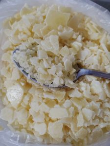 Salone (Salon / Salone  cosmetics aur personal care products mein use hota hai. Iska main kaam thickening aur conditioning hota hai.